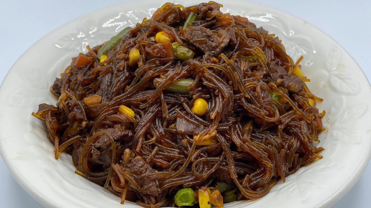 Real photograph of Cook Islands-style chop suey with vermicelli noodles, meat and vegetables